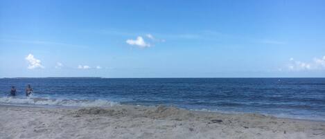 靠近海滩、沙滩椅