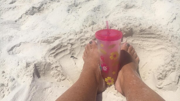 A sandy beach with a clear view of the ocean and a person relaxing with a drink. - Cottage by the beach ! Short 120 steps to the beach and its beautiful waiting ! (Mexico Beach)