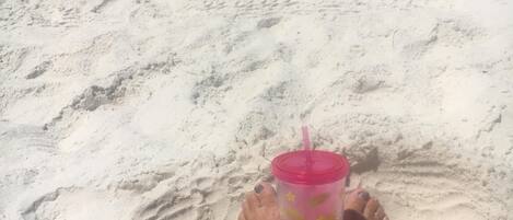 Una playa cerca, sillas reclinables de playa