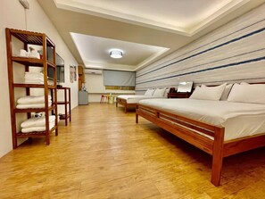 Quadruple Room | Desk, soundproofing, rollaway beds, free WiFi