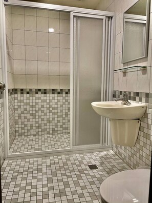 Quarto quádruplo | Banheiro | Produtos de toalete grátis, secador de cabelo, chinelos 