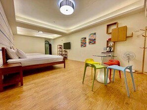 Habitación cuádruple | Escritorio, sistema de insonorización, camas supletorias y wifi gratis