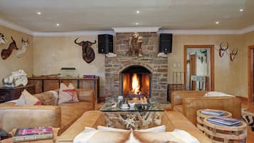 Willow Slopes Main House | Coin séjour | Télévision LED de 32 pouces avec chaßnes numériques