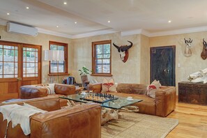 Willow Slopes Main House | Living area