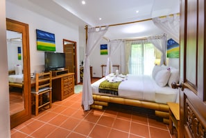 4 bedrooms, in-room safe, desk, iron/ironing board