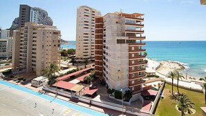 Un hôtel situé sur la côte, composé de plusieurs immeubles de grande hauteur, doté d’une piscine et offrant une vue sur la plage.