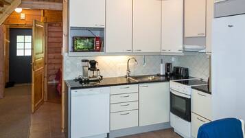 Fridge, microwave, dishwasher, cookware/dishes/utensils