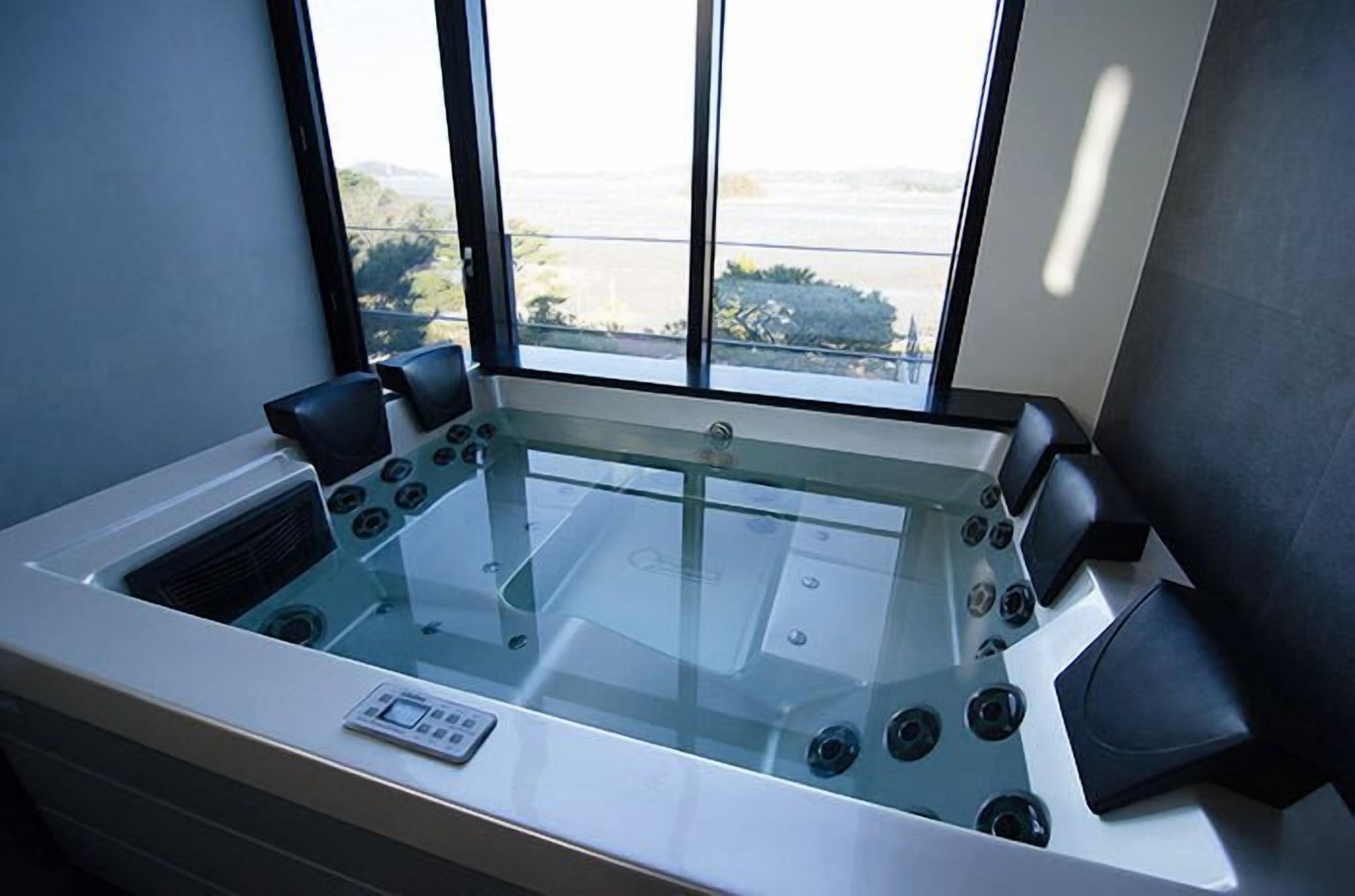 Duplex (C: Black) | Jetted tub