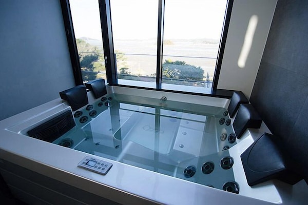 Duplex (C: Black) | Jetted tub