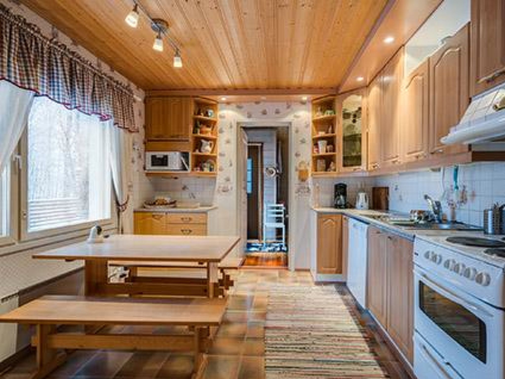 Kjøleskap, mikrobølgeovn, oppvaskmaskin og kjøkkenutstyr