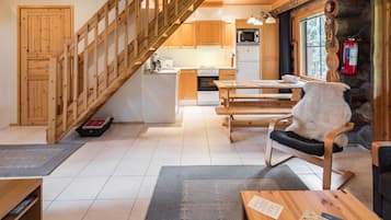 Refrigerador, microondas, lavavajillas y utensilios de cocina