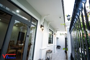 Outdoor dining - Vung Tau Beach Homestay - Villa (Vung Tau)