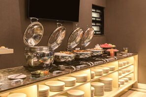 Buffet déjeuner servi tous les jours en supplément