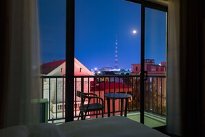 Habitación cuádruple Deluxe, balcón, vista a la ciudad | Vista desde la habitación