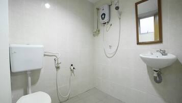 Dubbelrum för familj - flera sängar | Badrum | Dusch, gratis toalettartiklar, bidé och handdukar