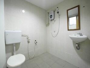 Phòng đôi dành cho gia đình, nhiều giường | Phòng tắm | Buồng tắm vòi sen, đồ dùng nhà tắm miễn phí, chậu vệ sinh/vòi rửa