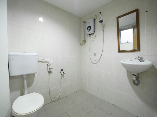 Familien-Doppelzimmer, Mehrere Betten | Badezimmer | Dusche, kostenlose Toilettenartikel, Bidet, Handtücher