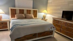 1 bedroom, WiFi, bed sheets - The Oceanview Oasis (Englewood)
