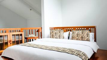 Basic House | Desk, iron/ironing board, free WiFi, bed sheets