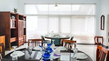 Basic House | Living area | Flat-screen TV