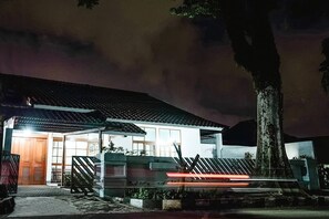 ด้านหน้าที่พัก - ตอนเย็น/กลางคืน