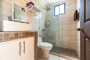 Hair dryer, towels, soap, shampoo - Historic Barrio Amon at Downtown San Jose bright apartment with private balcony (San José)
