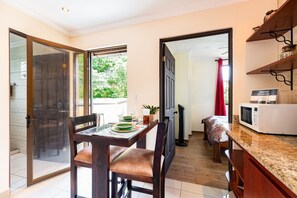 Dining - Historic Barrio Amon at Downtown San Jose bright apartment with private balcony (San José)