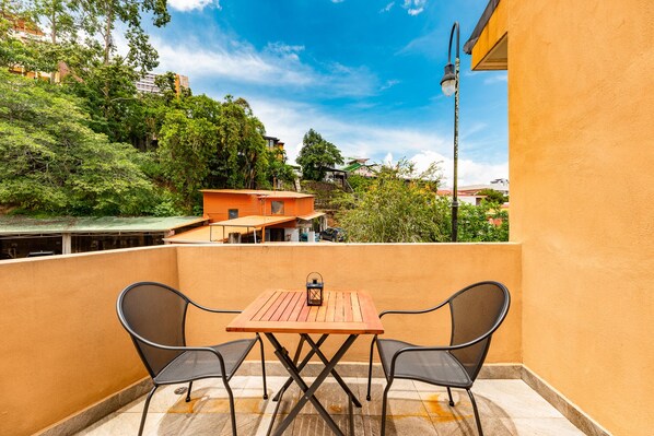 Outdoor dining - Historic Barrio Amon at Downtown San Jose bright apartment with private balcony (San José)