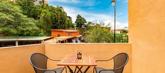Historic Barrio Amon at Downtown San Jose bright apartment  with private balcony