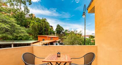 Barrio Amon historique au centre-ville de San Jose lumineux appartement avec balcon privé