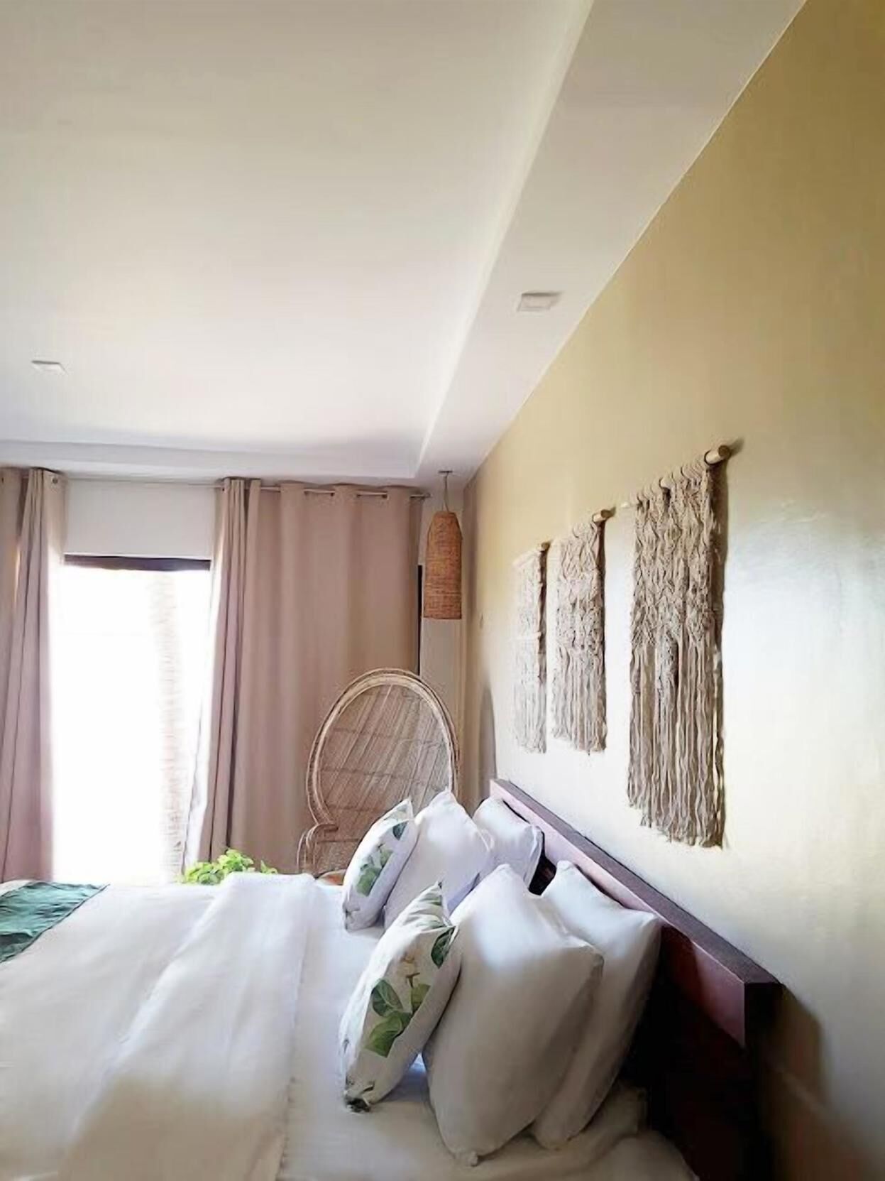 デスク、可動式ベッド、ベッドシーツ