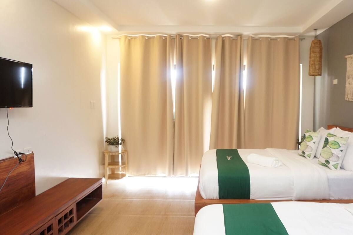 Escritorio, camas extra y ropa de cama