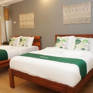 Habitación Deluxe con 2 camas individuales, 2 camas Queen size | Escritorio, camas extra y ropa de cama 