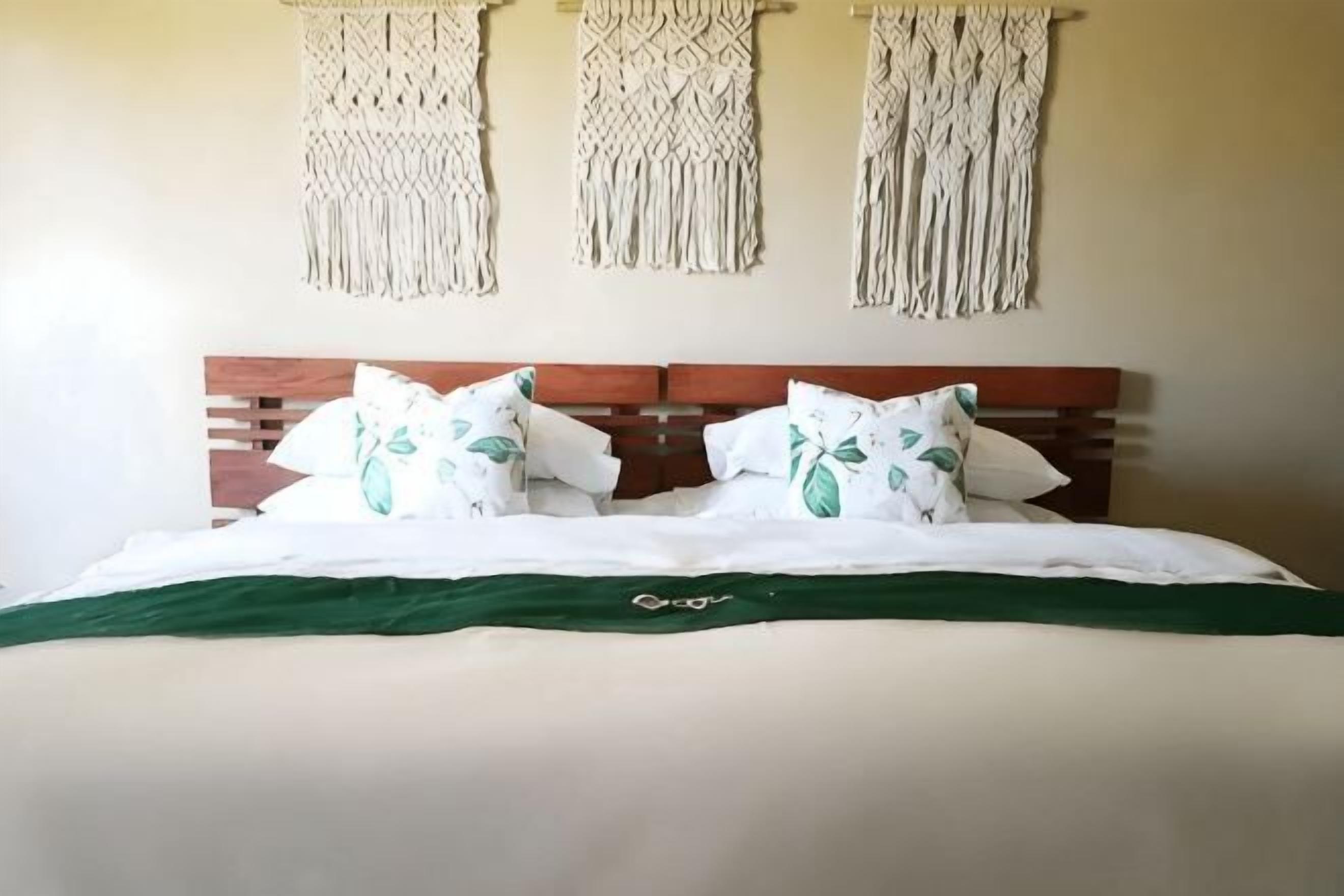 Escrivaninha, camas extras/dobráveis (sobretaxa), roupa de cama