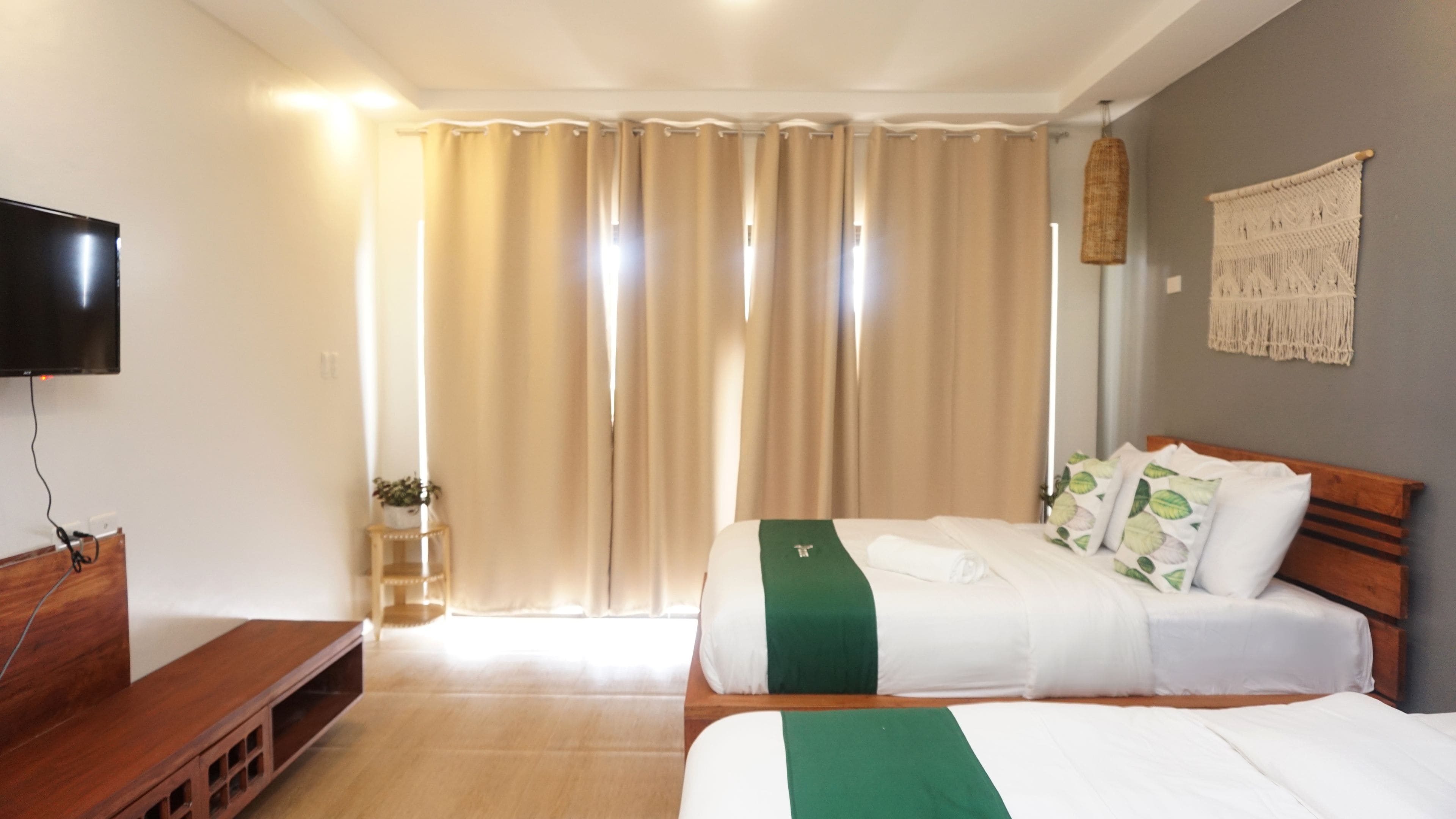 Desk, rollaway beds, bed sheets