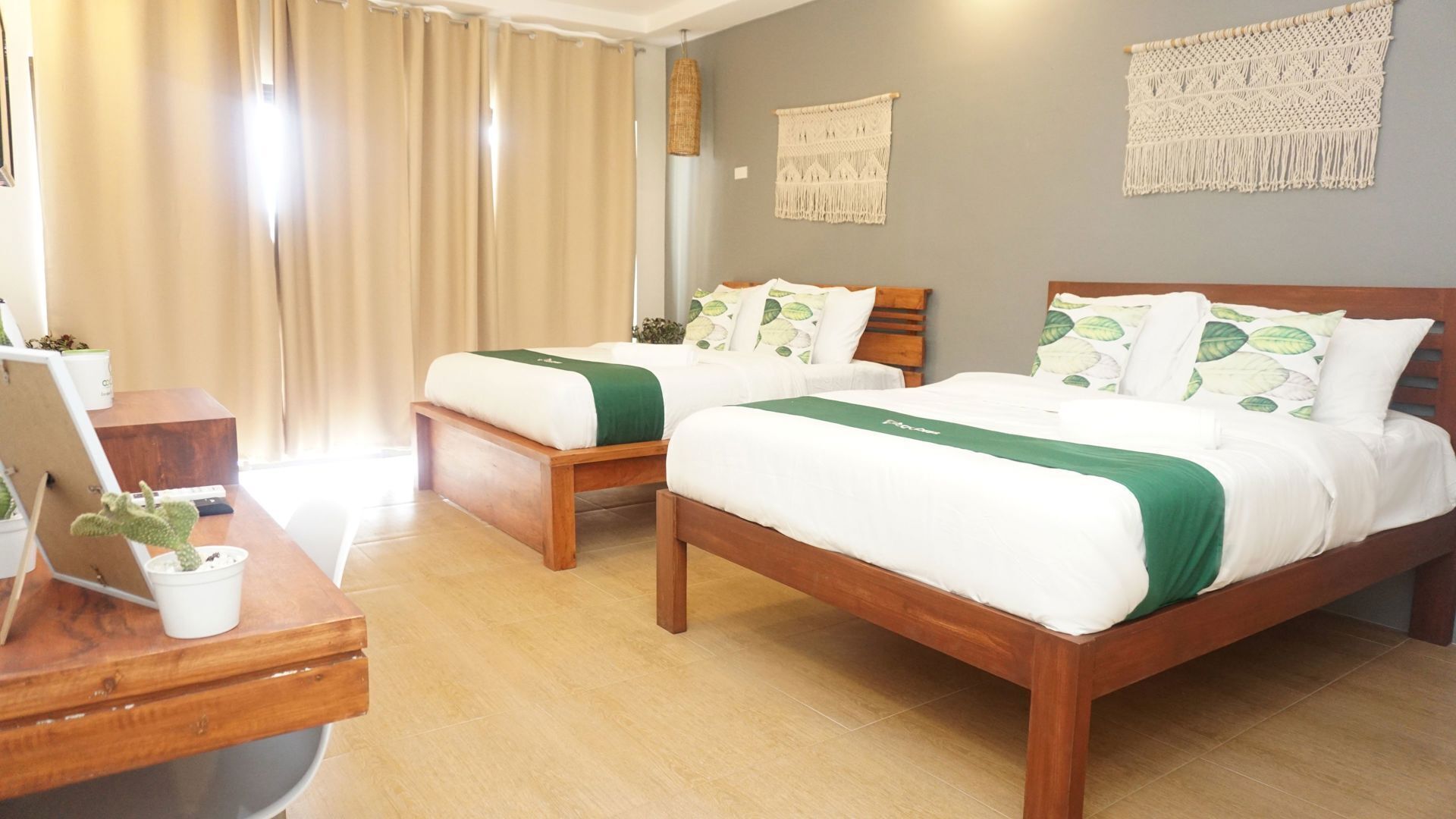 Skrivbord, extrasängar och sängkläder