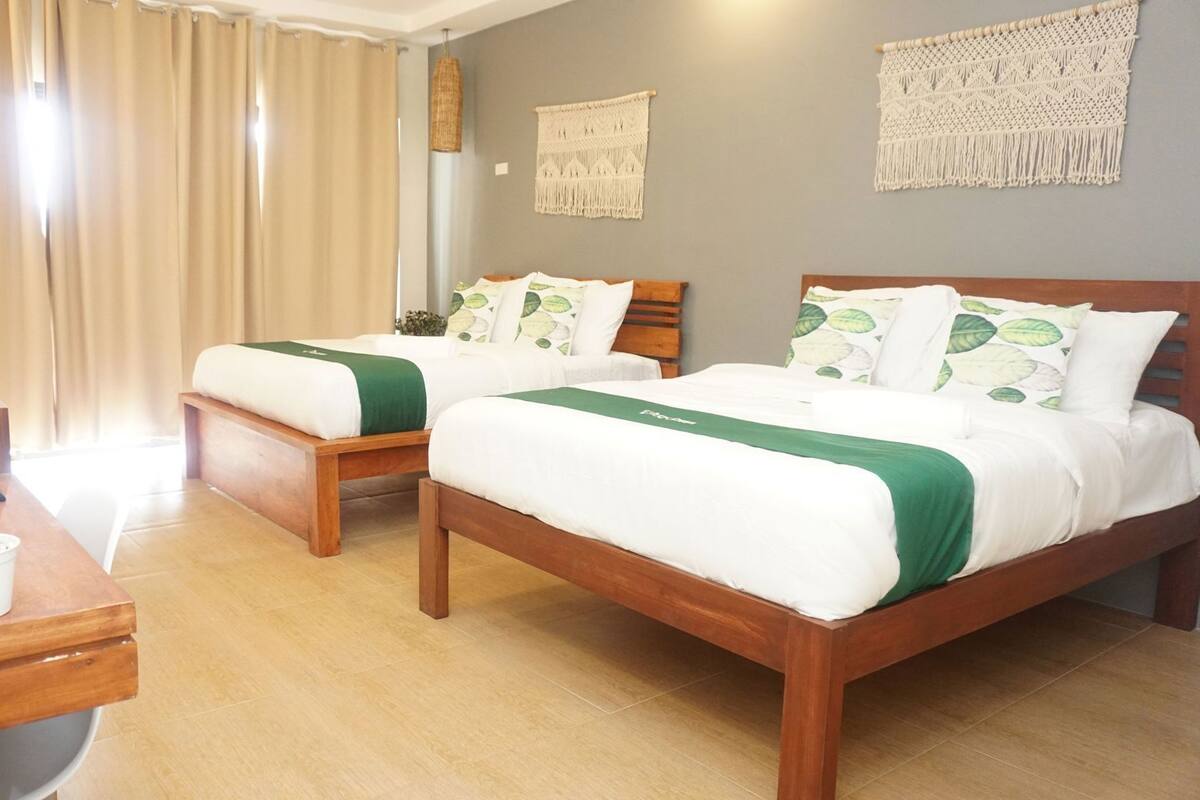 Escritorio, camas supletorias, ropa de cama