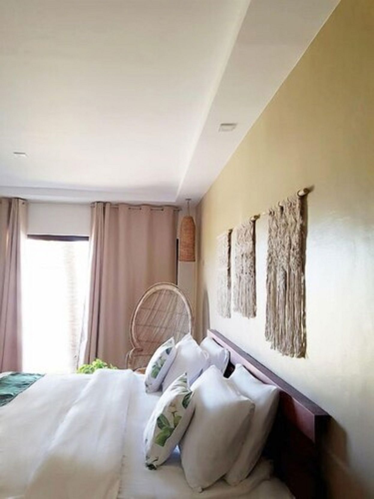 Bàn, giường gấp/giường phụ (phụ phí), bộ trải giường 