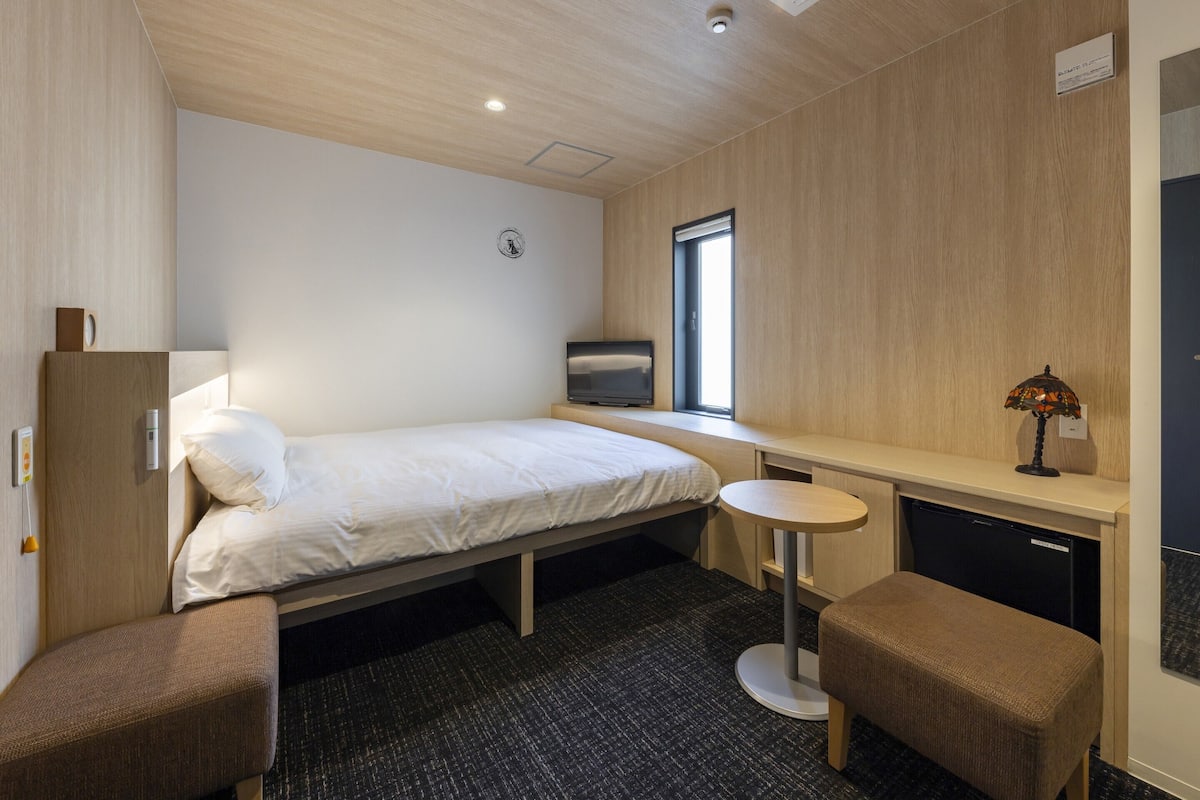 Private Accessible Queen Room | 1 bedroom, free WiFi, bed sheets