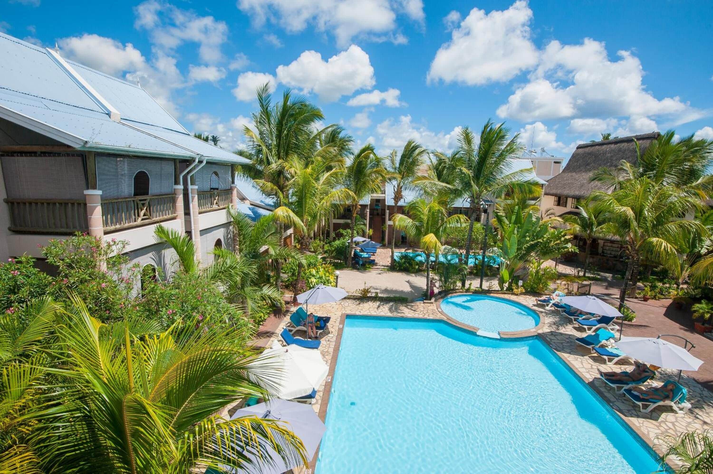 4 室外游泳池，池畔遮阳伞，日光浴躺椅