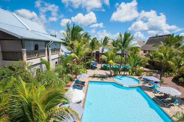 4 outdoor pools, pool umbrellas, sun loungers