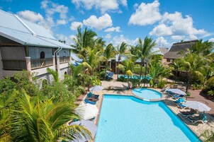 4 piscinas al aire libre, sombrillas, sillones reclinables de piscina