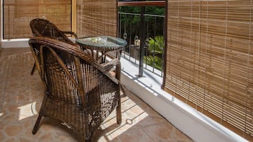 Habitación triple Confort | Terraza o patio