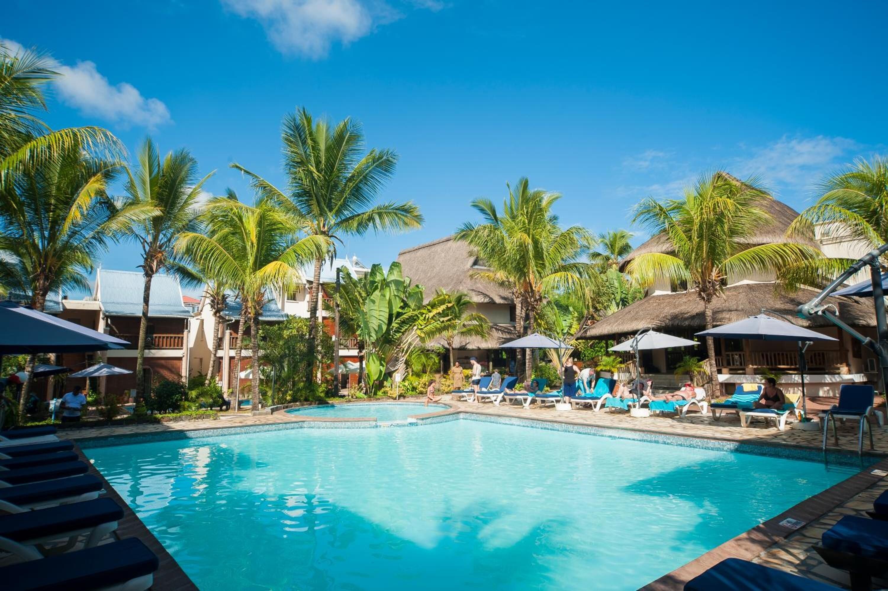 4 piscines extérieures, parasols de plage, chaises longues