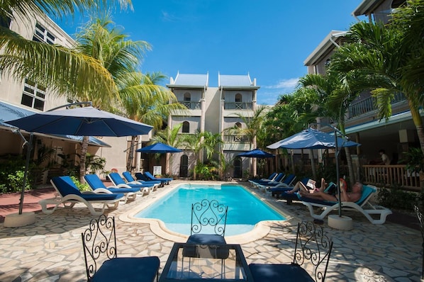 4 piscinas externas, guarda-sóis, espreguiçadeiras
