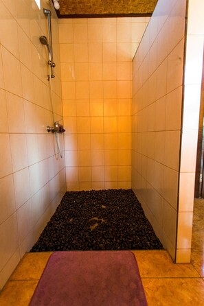 Deluxe Room | Bathroom | Shower, towels, toilet paper - Bali Asli Lodge by EPS (Ubud)