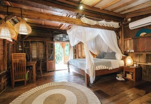In-room safe, desk, free WiFi, bed sheets - Pande Homestay (Canggu)