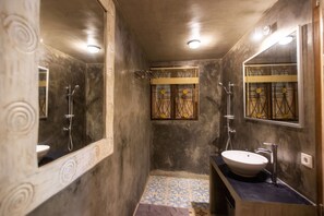 Hytte – classic, 1 kingsize-seng, hageutsikt, hageområde | Bad | Dusj, håndklær, såpe og toalettpapir