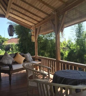 Traditional Bungalow, 1 King Bed, Garden View | Balcony view - Pande Homestay (Canggu)