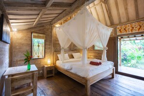 In-room safe, desk, free WiFi, bed sheets - Pande Homestay (Canggu)